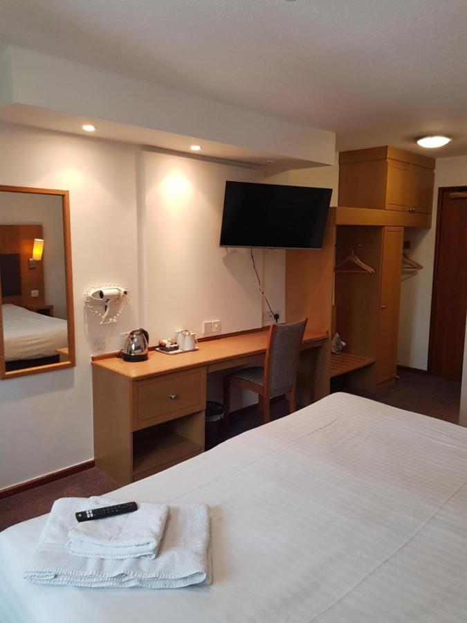 V Lodge Manchester Middleton  Bagian luar foto