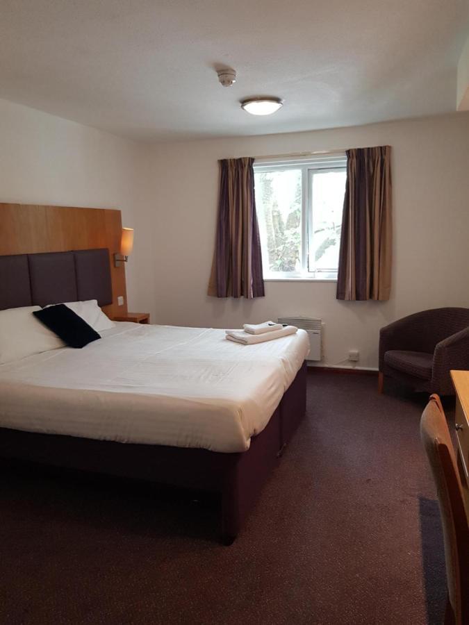 V Lodge Manchester Middleton  Bagian luar foto