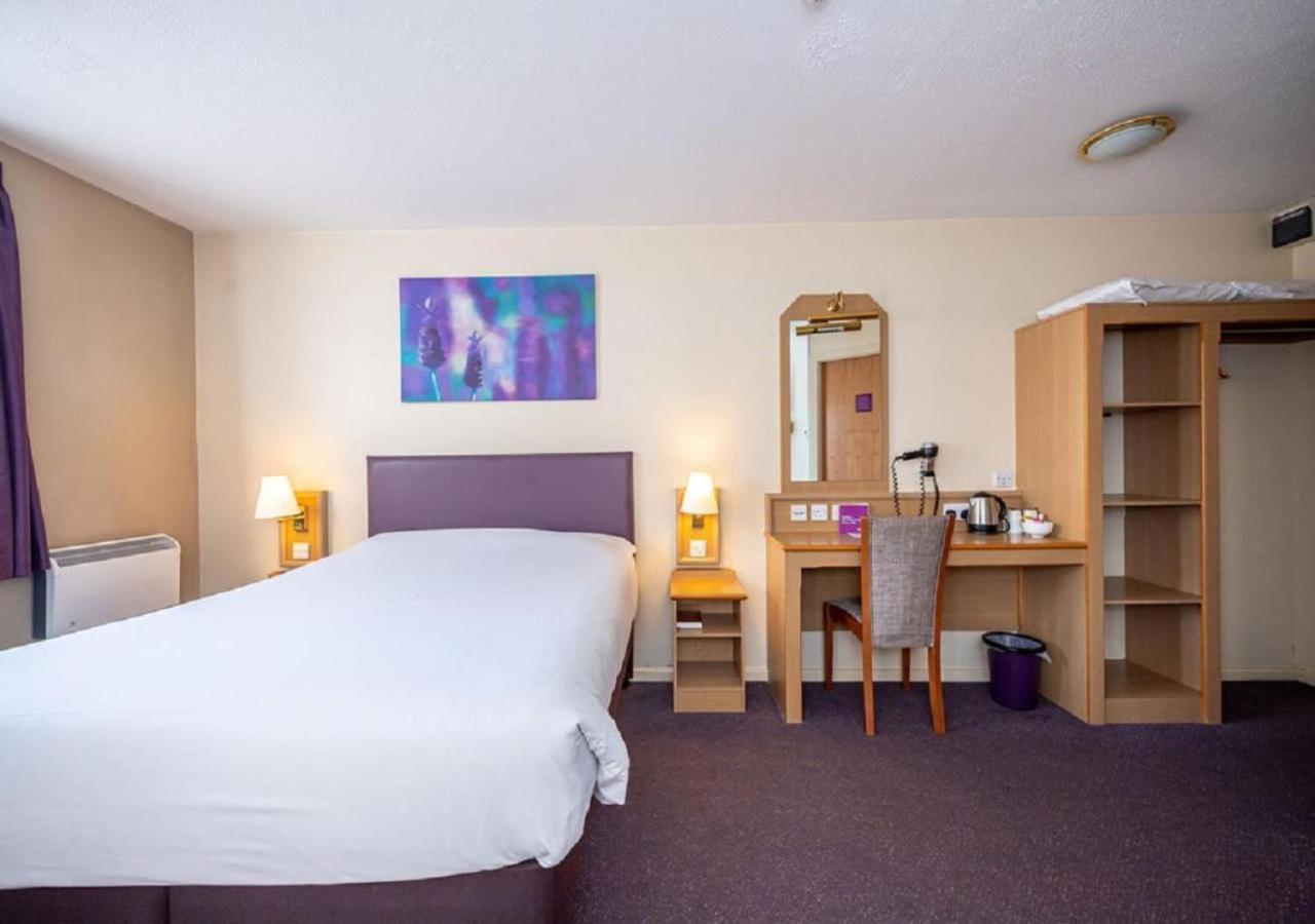 V Lodge Manchester Middleton  Bagian luar foto