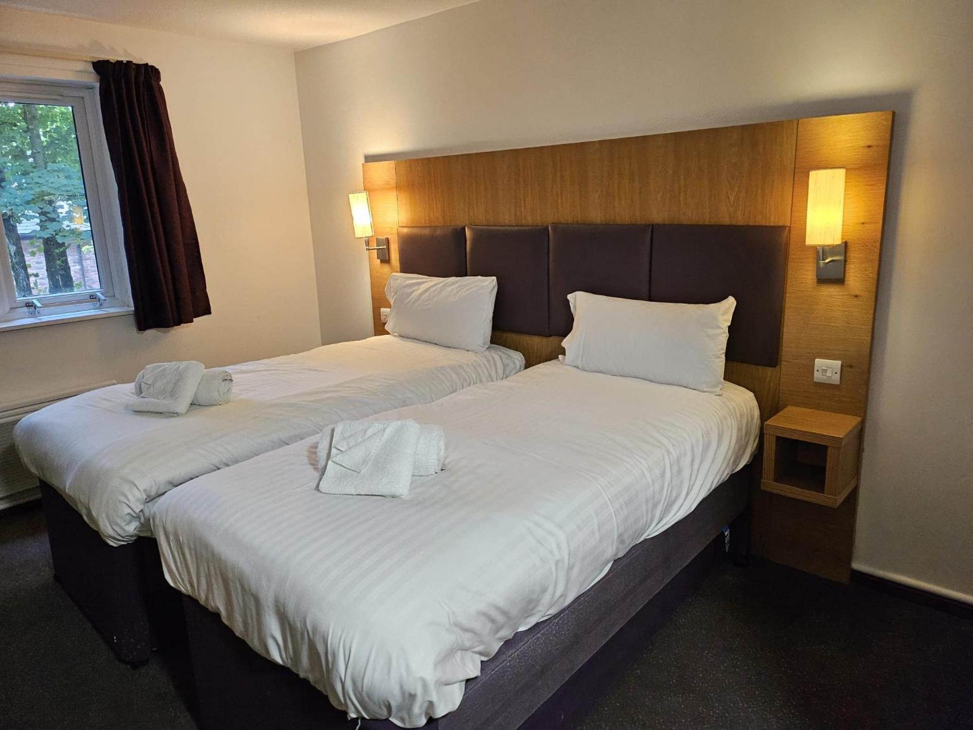 V Lodge Manchester Middleton  Bagian luar foto