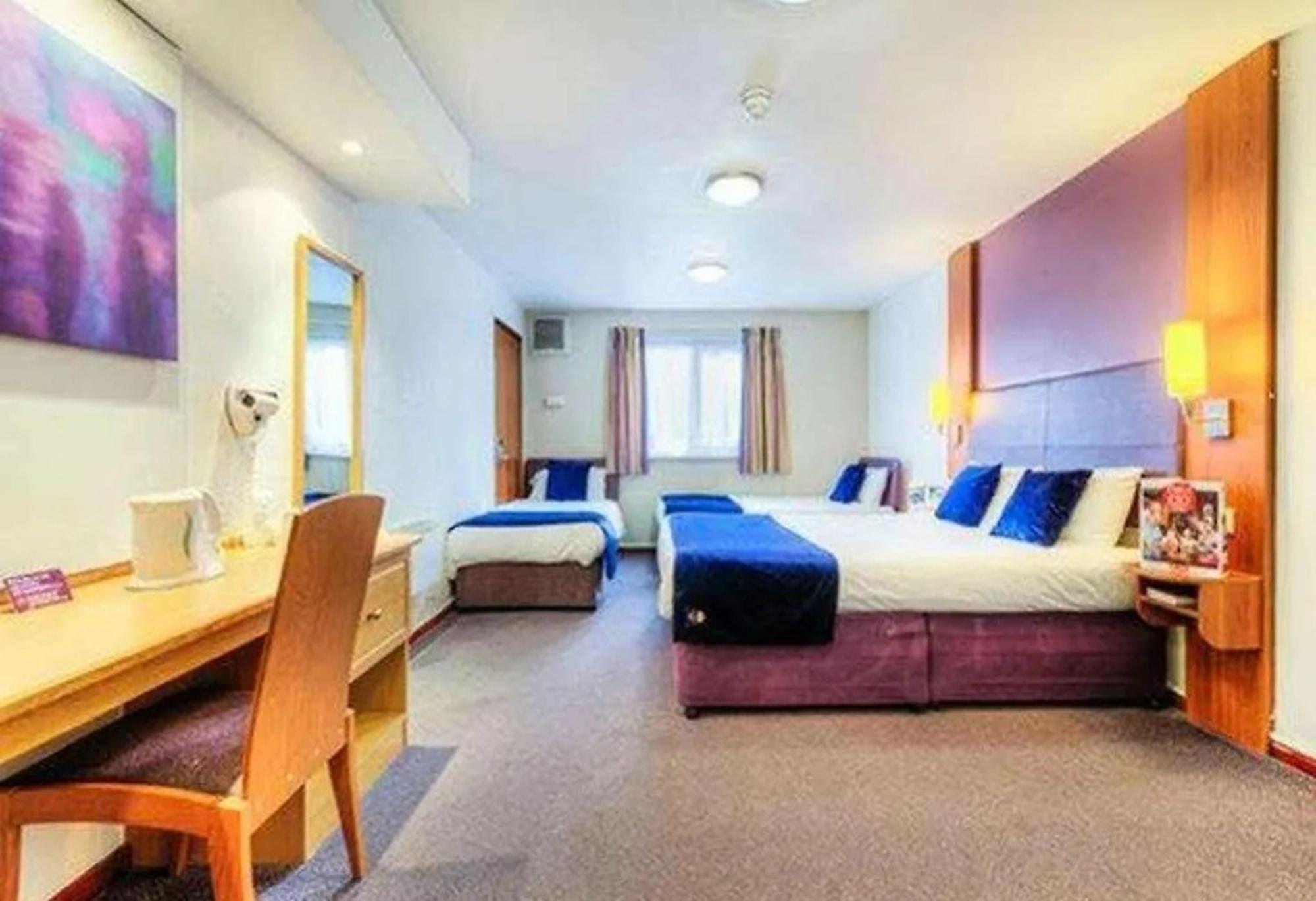 V Lodge Manchester Middleton  Bagian luar foto
