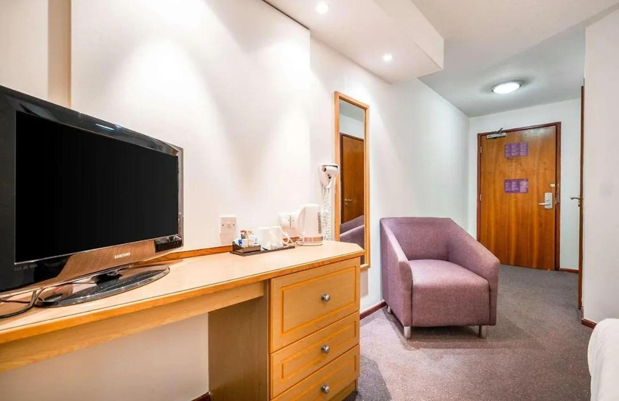 V Lodge Manchester Middleton  Bagian luar foto