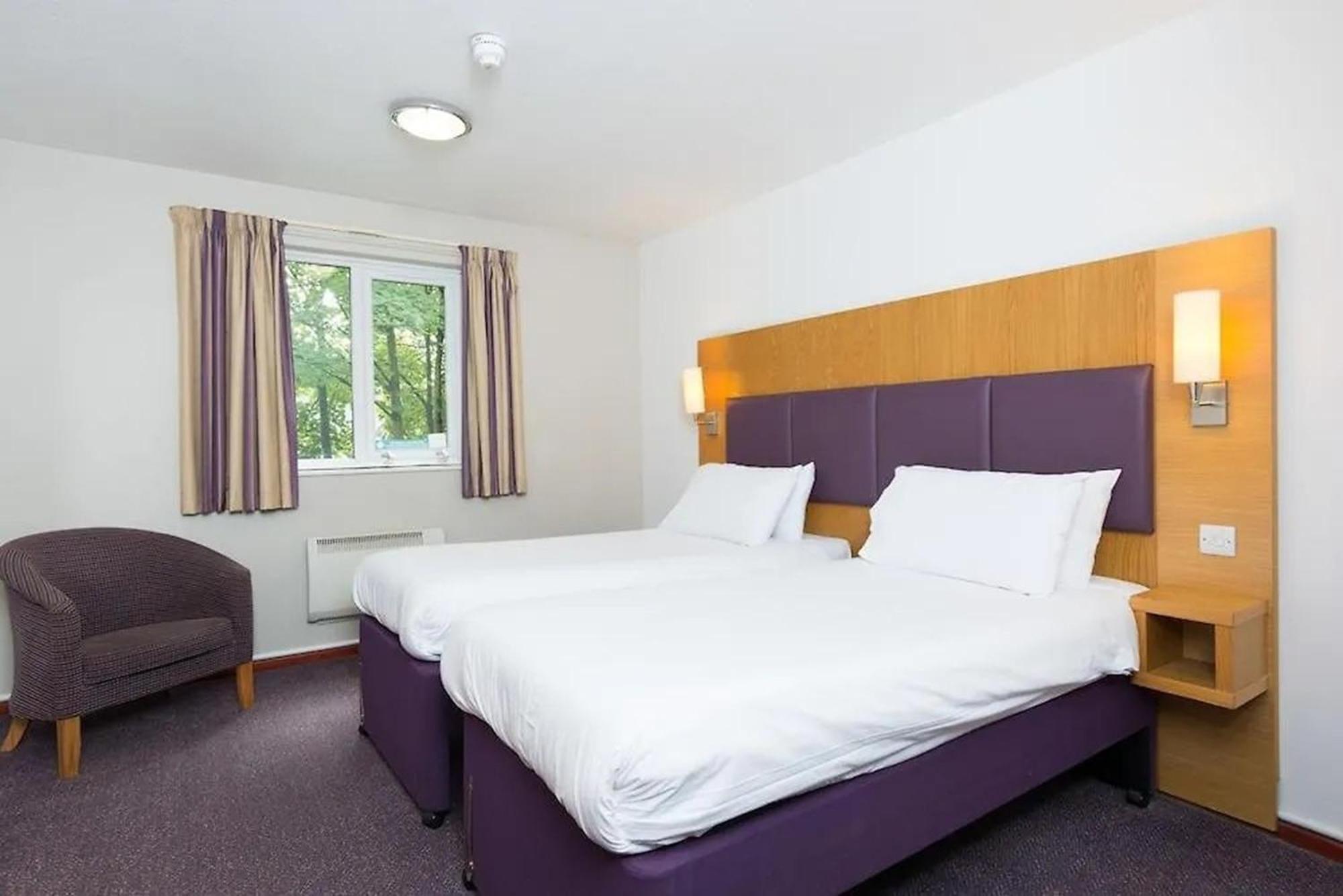 V Lodge Manchester Middleton  Bagian luar foto