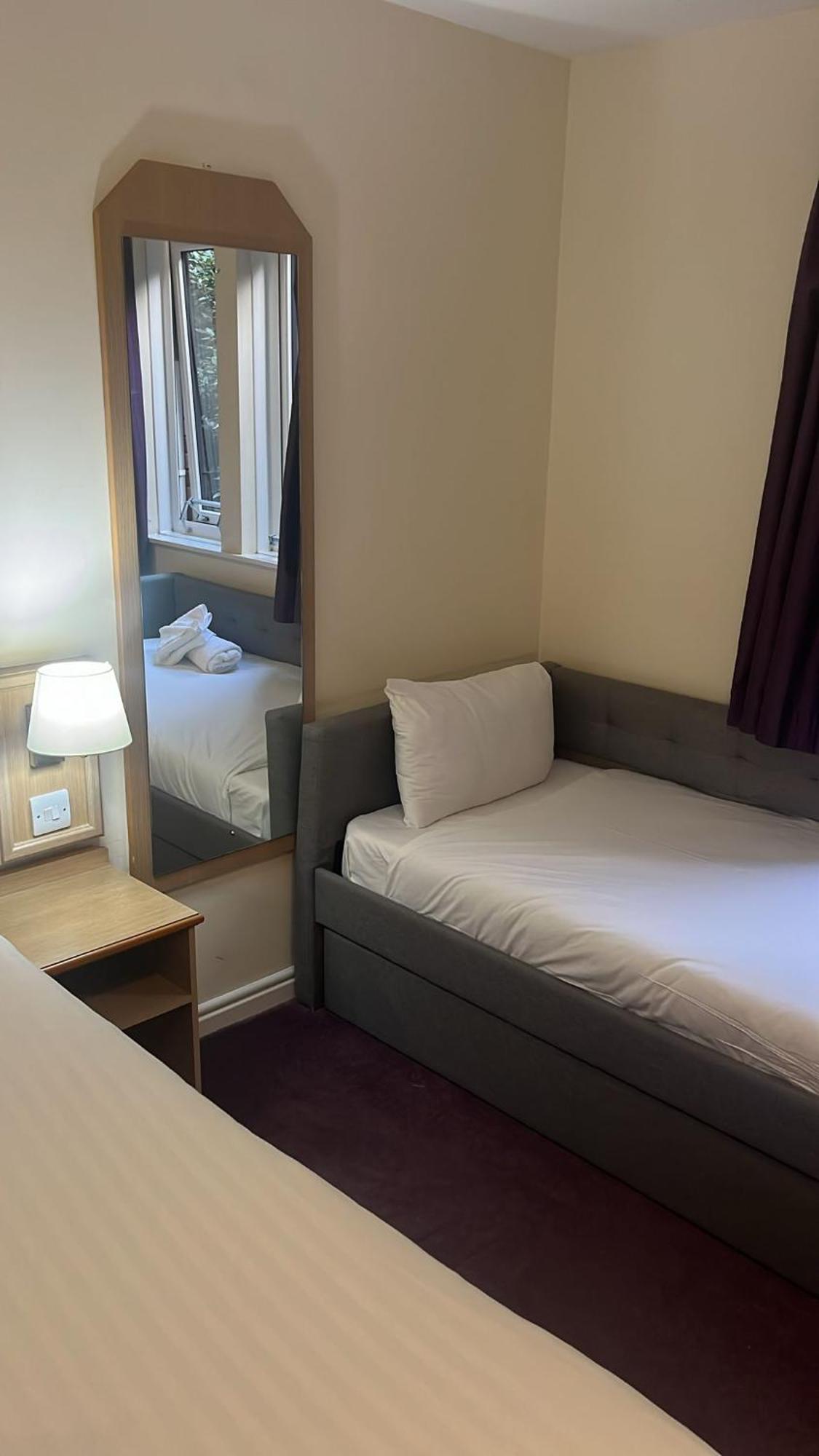 V Lodge Manchester Middleton  Bagian luar foto