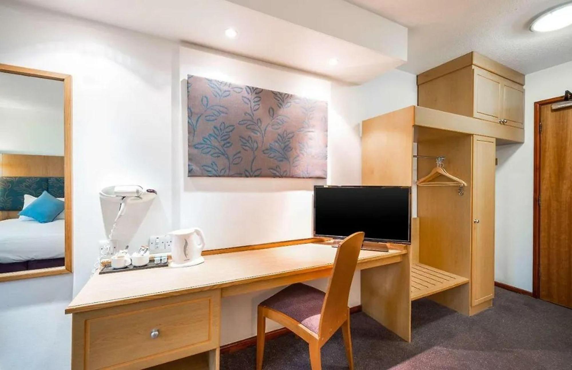 V Lodge Manchester Middleton  Bagian luar foto