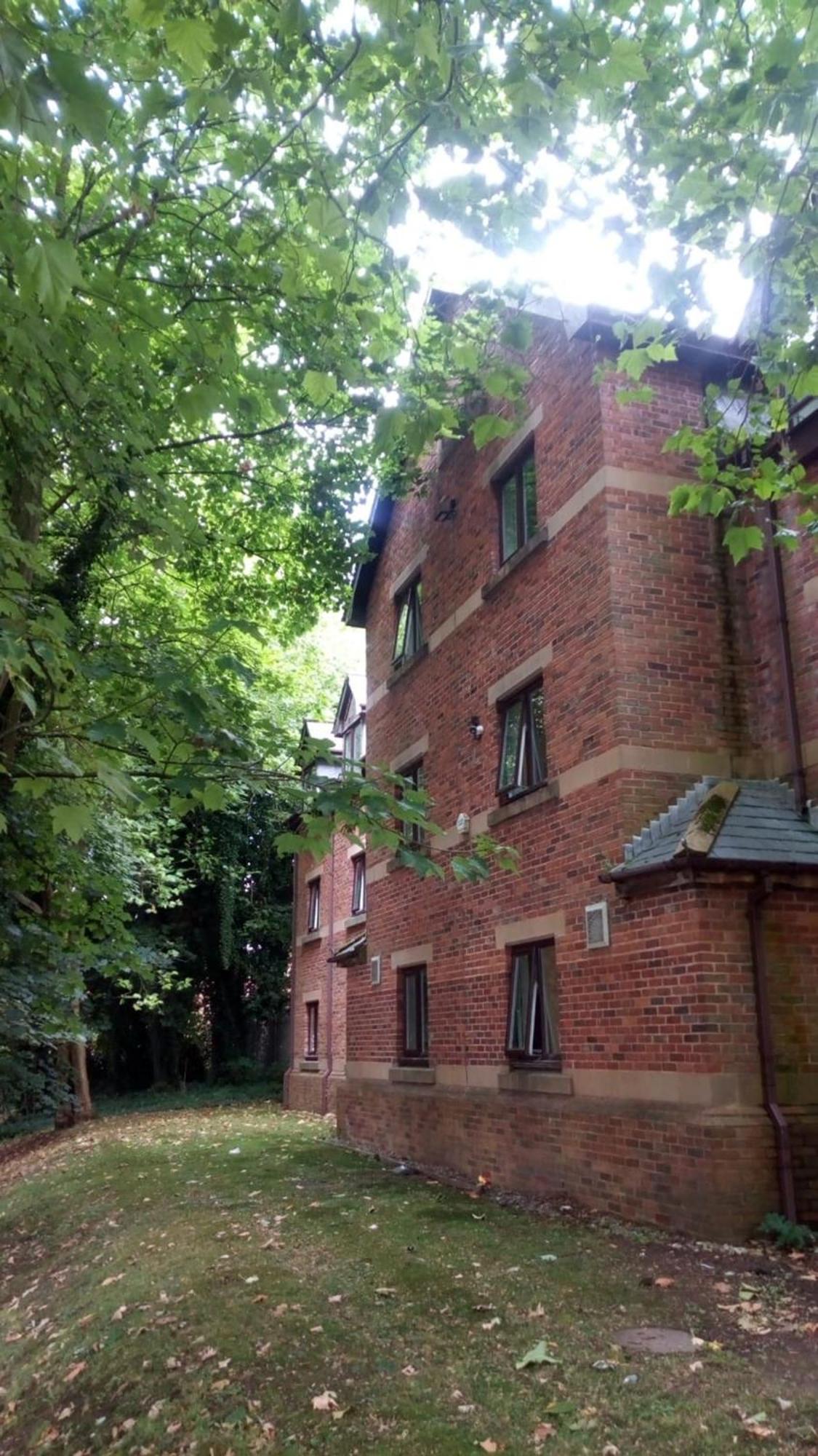 V Lodge Manchester Middleton  Bagian luar foto